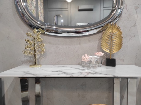 Konsola glamour Madera w z białym marmurowym blatem na srebrnym stelażu