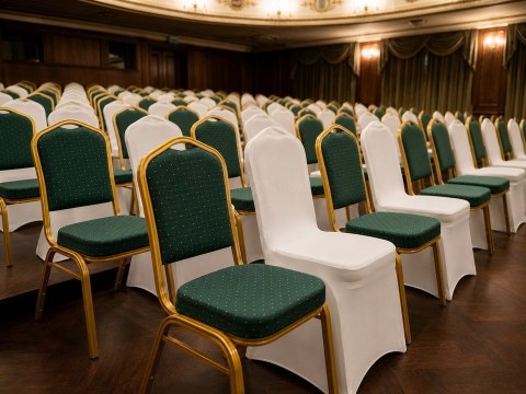 Zestaw krzesło bankietowe HEKATE zielone + pokrowiec WEDING biały