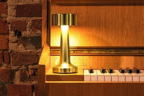 Lampa biurkowa LEE złota - wbudowana bateria, LED